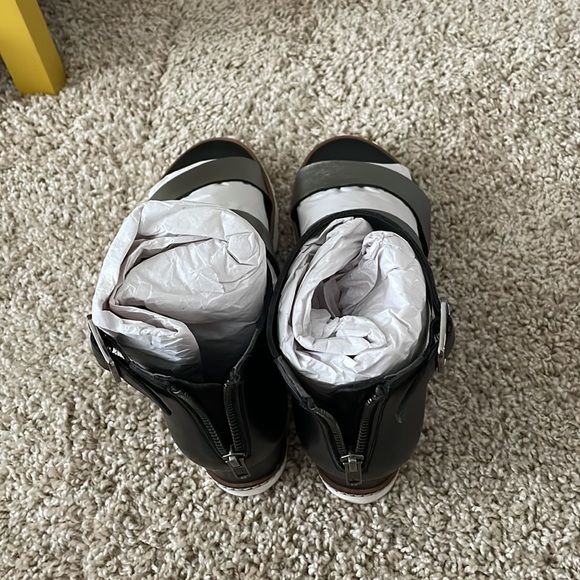 Brand NEW NEVER worn sandals, zipper back - Picture 3 of 5